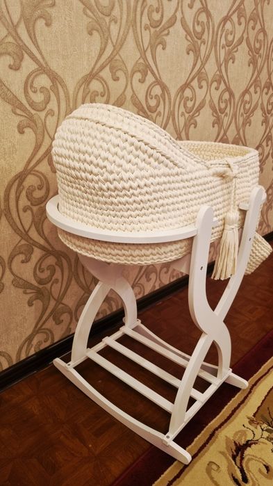 Люлька вязаная светло-бежевого цвета для новорождённых