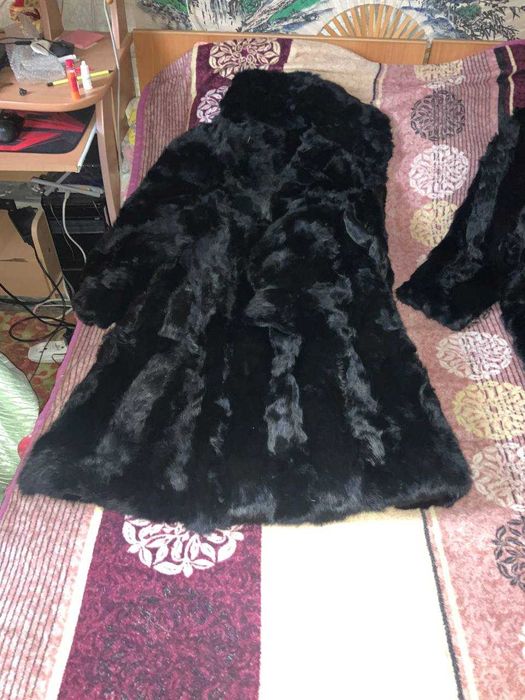 Шубы из натурального меха / Зимние шубы из кроличьего меха 2 шт