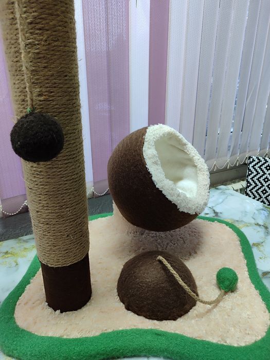 Лежанка для кошек с когтеточкой.