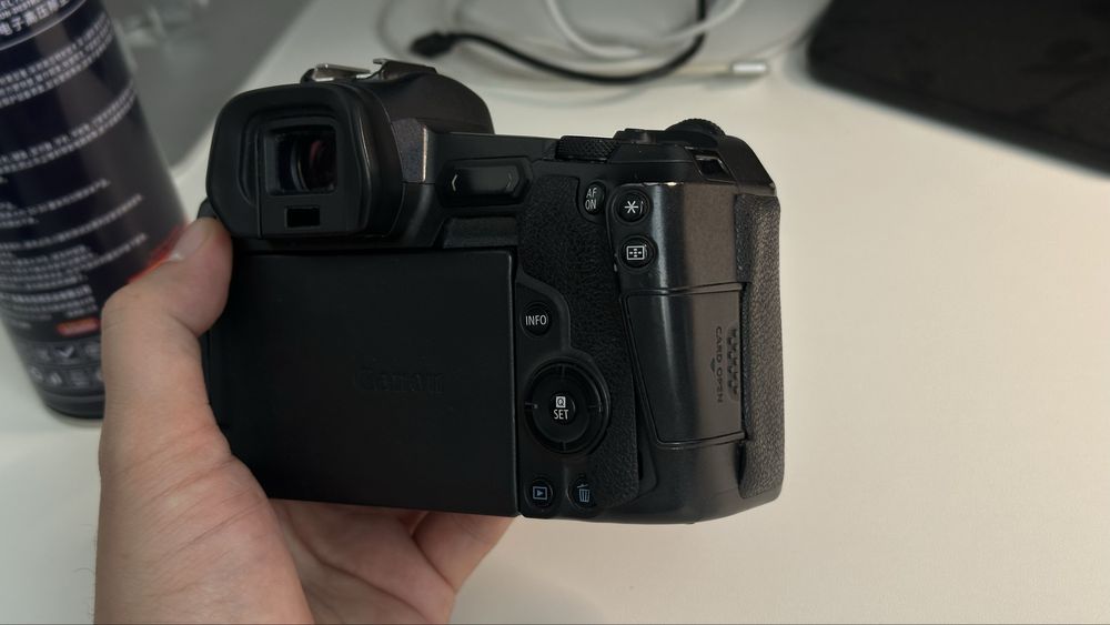 Продам Canon eos R