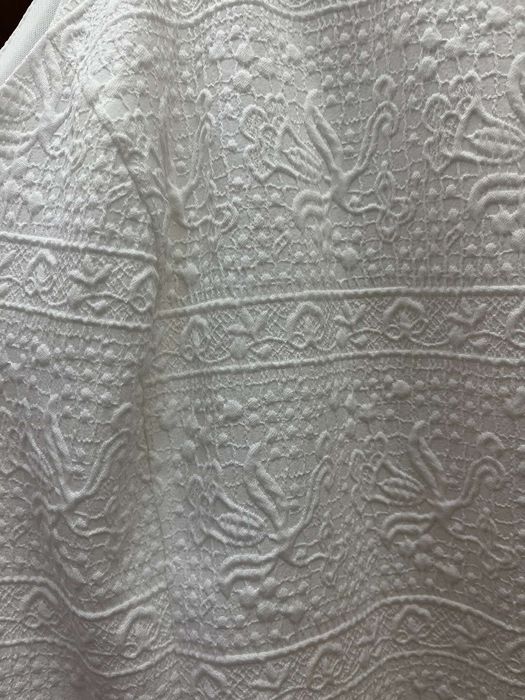 Бяла рокля с камъни