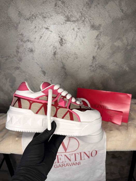 Adidasi Valentino