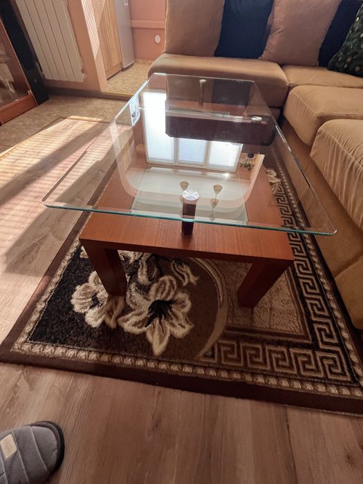 Холна маса със стъклен плот