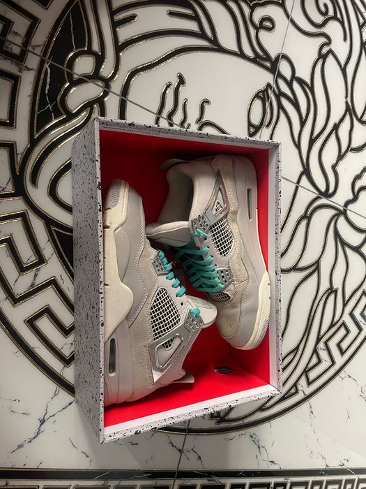 Vând adidasi jordan 4