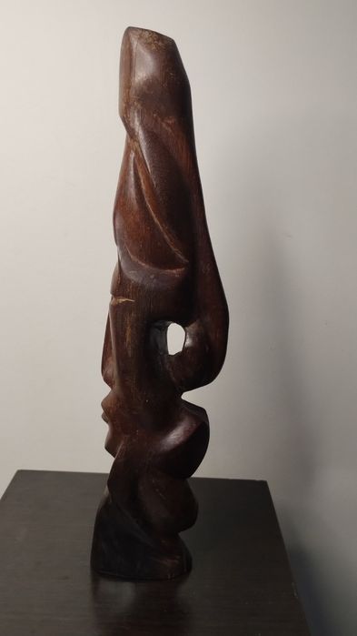 Много красива и различна, дървена статуетка с две лица.