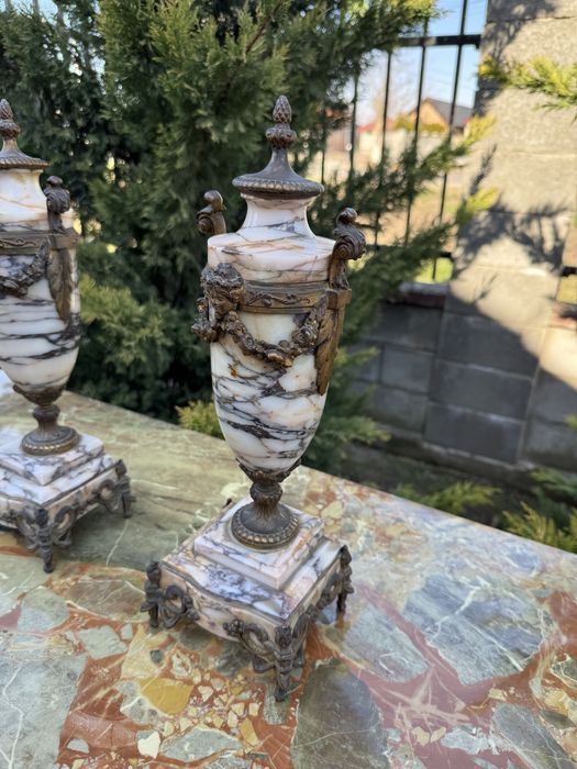 Doua vaze din marmura cu elemente bronz