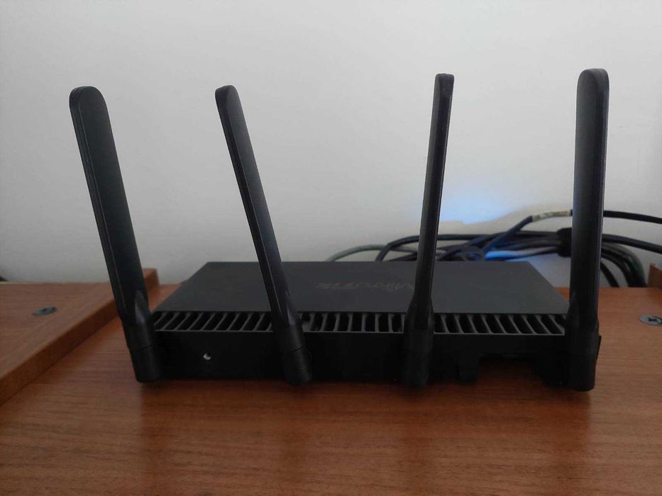 Безжичен рутер Mikrotik RB4011iGS+5HacQ2HnD-IN
