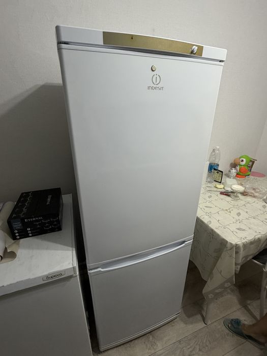 Продам Холодильник indesit