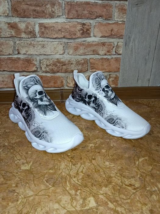 Стильные кроссовки