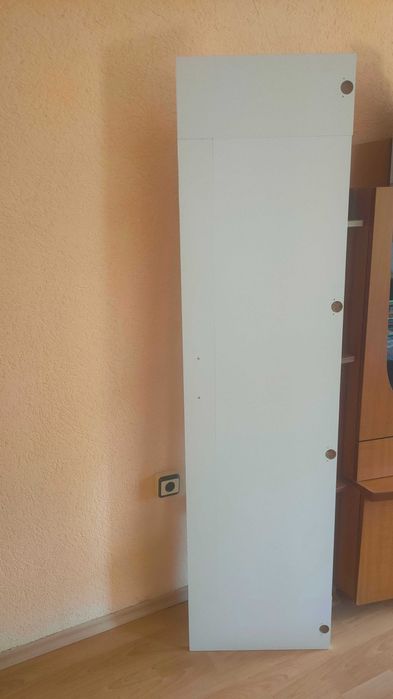 Продавам врата нова, бяла, с огледало