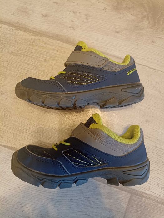 Детски маратонки с велкро за момче, 25 номер
тъмно сини с зелено.