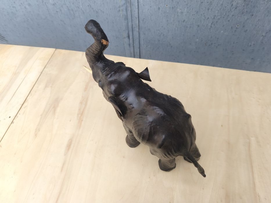 Кожена фигурка / статуетка на слон