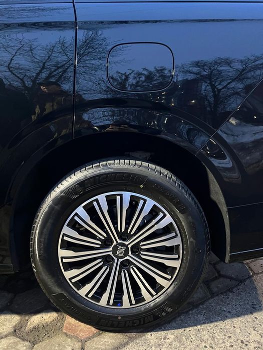 Продаю шины Michelin 235/6018