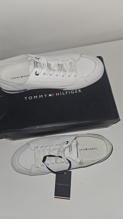 adidasi tommy hilifger noi cu eticheta