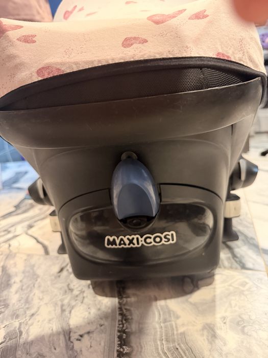 Maxi-Cosi CabrioFix + подарък Dooky сенник