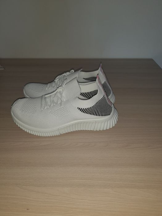 Кроссовки белые, летние.