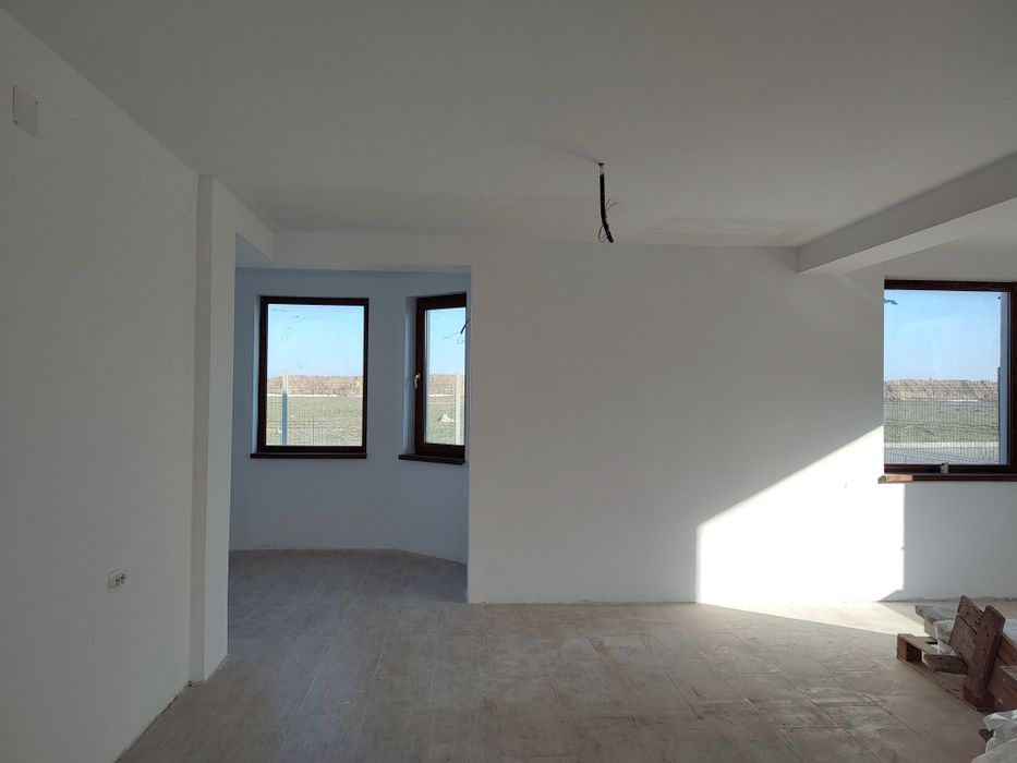 Casă spațioasă cu teren generos și deschidere pe două străzi