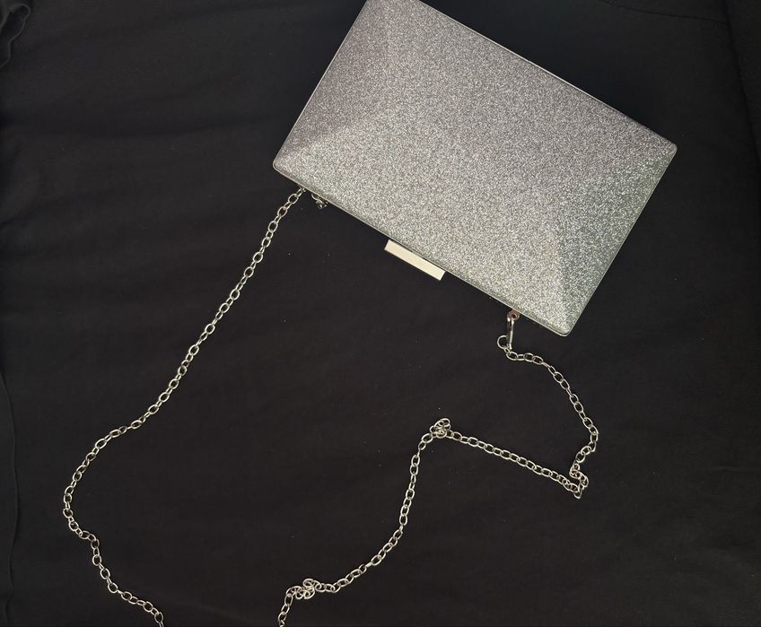 Елегантна сребриста клъч чанта