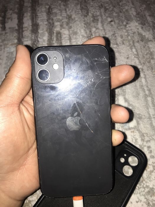 iPhone 11 задний сломан