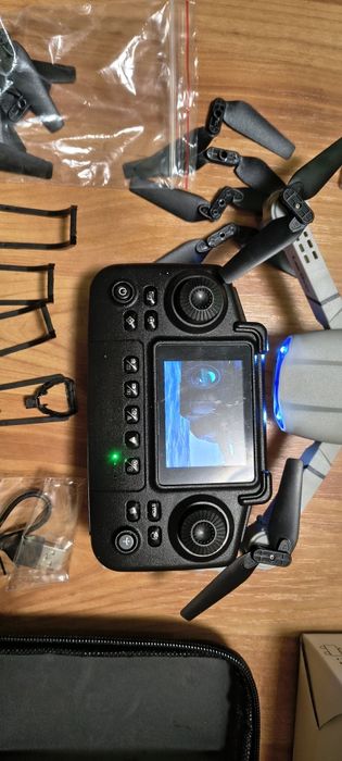 Drona cu telecomanda cu display