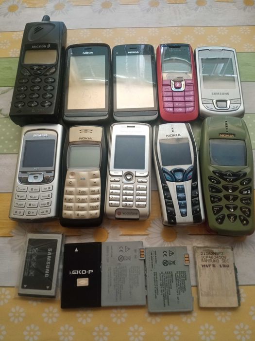 Стари Ретро Телефони и Зарядни.