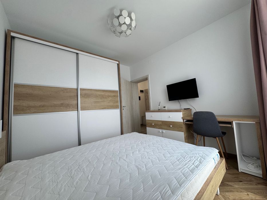 Închiriez apartament cu 2 camere
