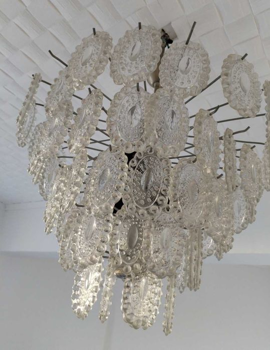 Vând 4 lustre la preț de 1