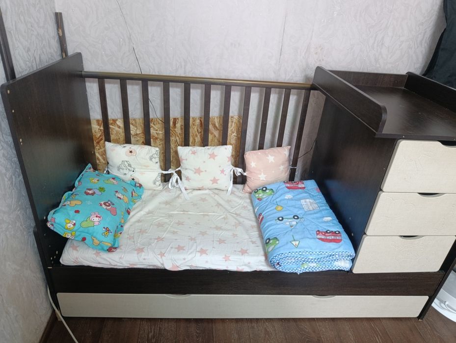 Продается диван "бабочка" и детская кроватка