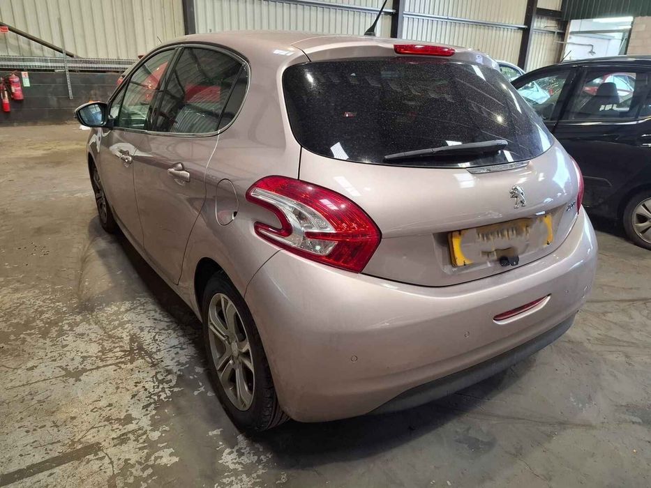 Prag Stanga Peugeot 208 2012 Hatchback Bej