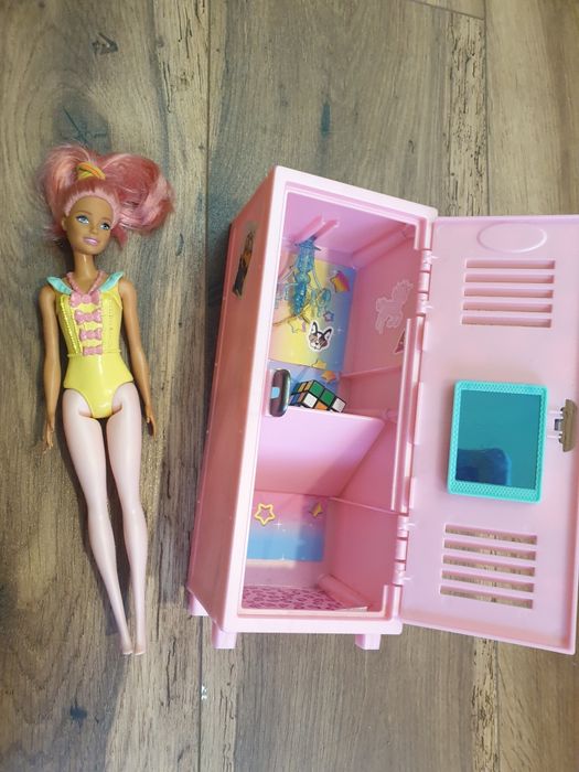Mini dulăpior Barbie +papusa