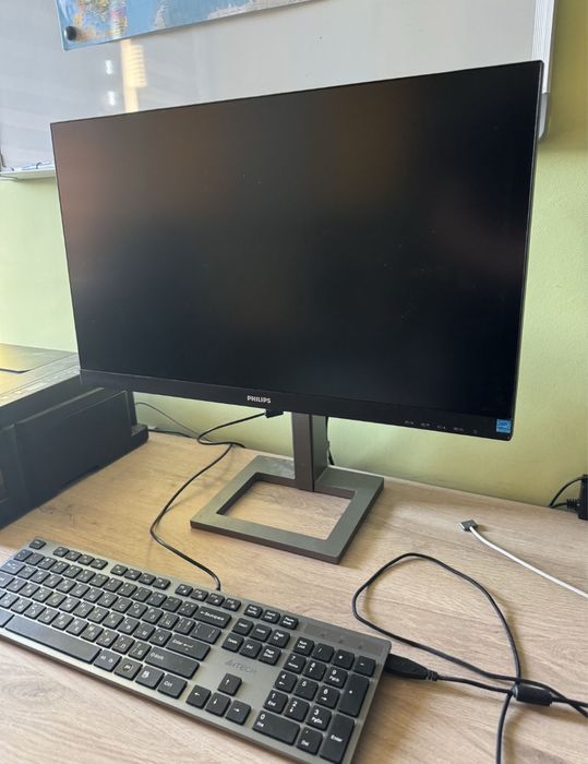 Монитор Philips.