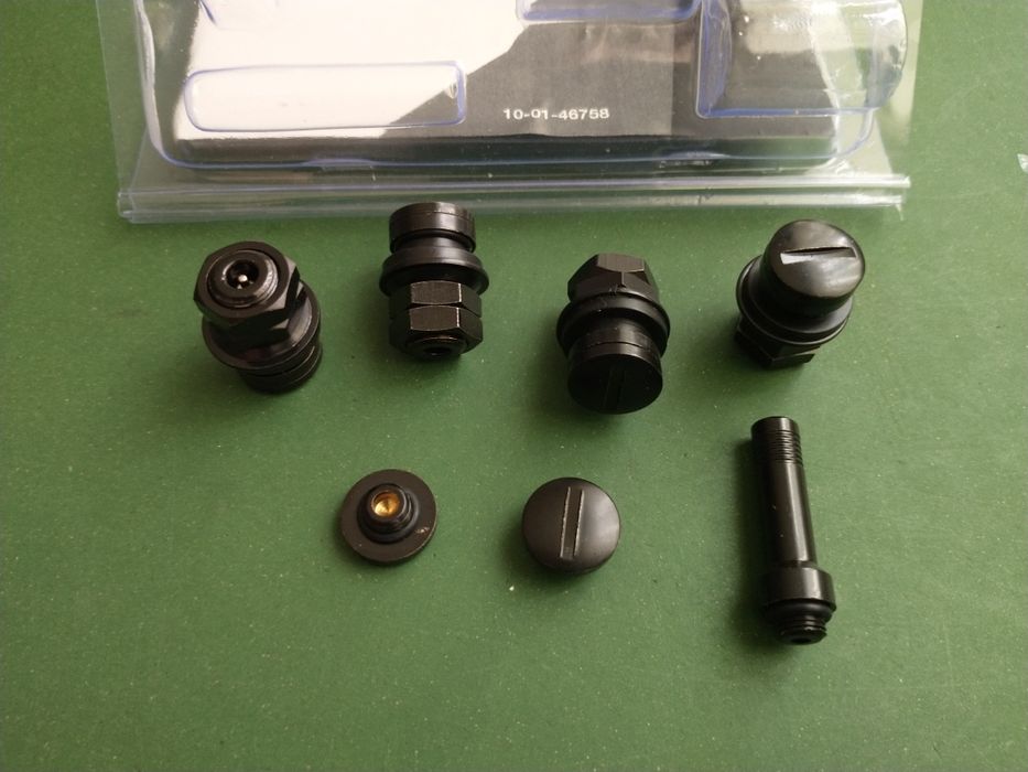 Valve metalice ascunse negre