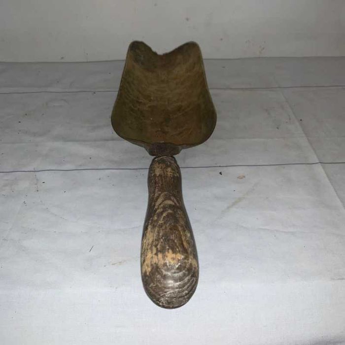 Mierta din bronz cu maner din lemn