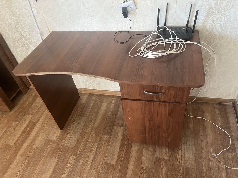 Диван стол и шкаф отдам бесплатно