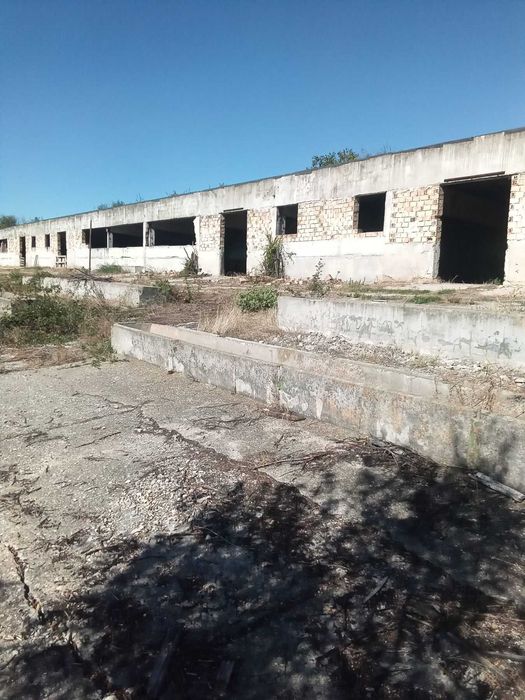 Стопански двор 20 000 дк подходящ за изграждане на ФЕЦ или отглеждане на селско стопански животни имота разполага с две згради от 1100 кв и900 кв