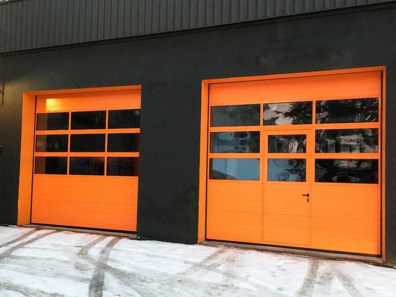 Ворота секционные с панорамными панелями.