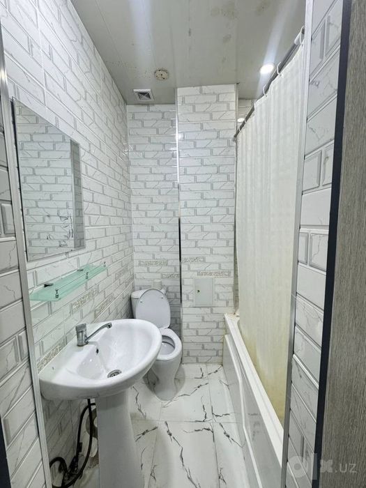 Oybek metro yonida arzon kvartira bor
