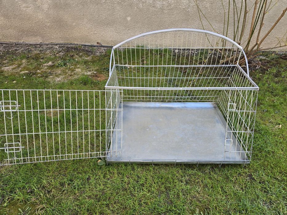 Cușcă pentru cățel pentru portbagajul mașinii