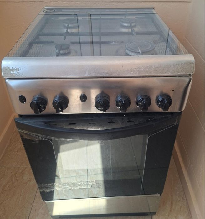 Продается газовая плита Indesit.