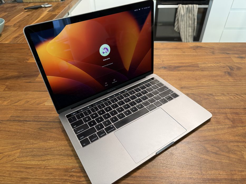 Лаптоп apple Macbook pro 13” 2017, 256gb i5, 8gb touchbar fingerprint