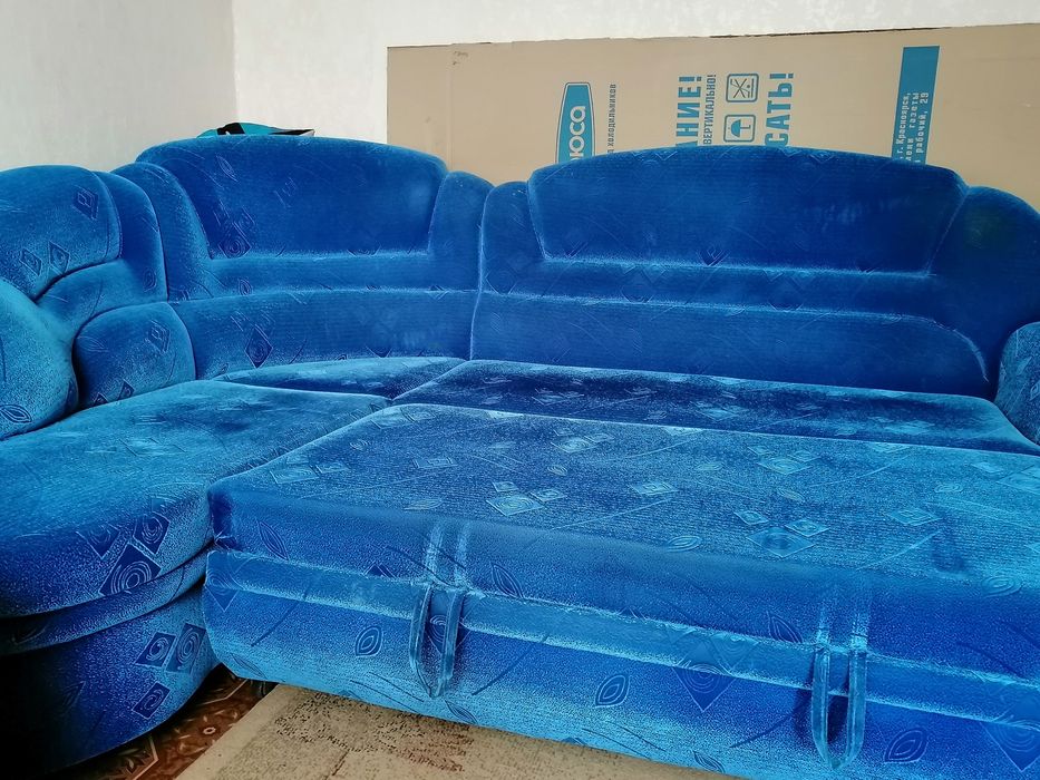 Угловой диван для отдыха.