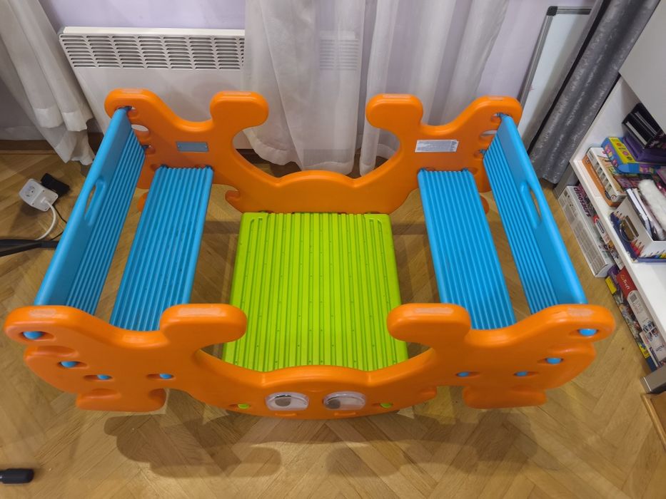 детска маса с четири места за сядане