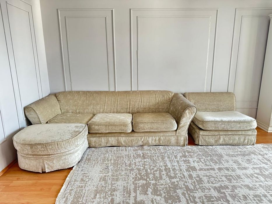 Бежевый велюровый диван с пуфом