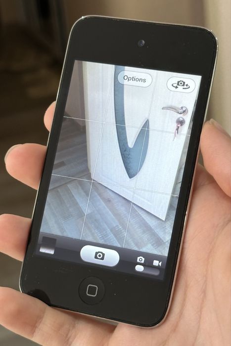 Apple iPod Touch (4th generation) 8GB – работещ + кабел