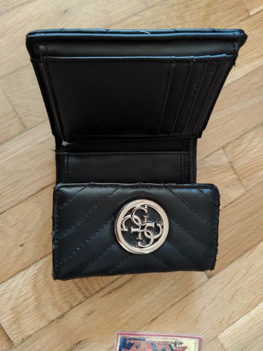 Черно портмоне Guess. Има забележки, снимани са. Затова е на тази цена