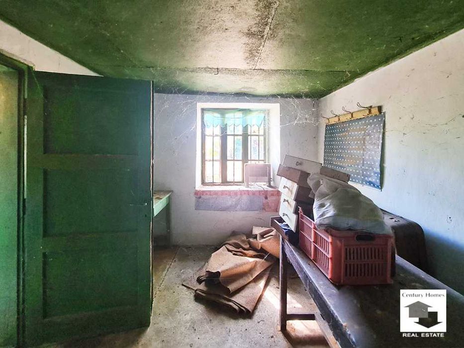 140325 Двуетажна къща с двор и стоп. постройки в с. Горна Липница