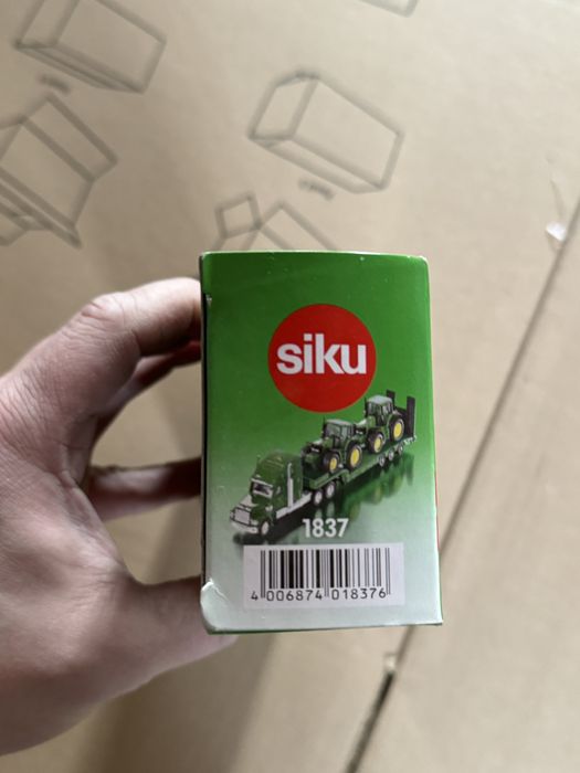 Camion cu platforma, cu doua tractoare John Deere, Siku 1837