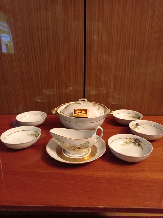 Салатница-супница,сметанница,блюдца.