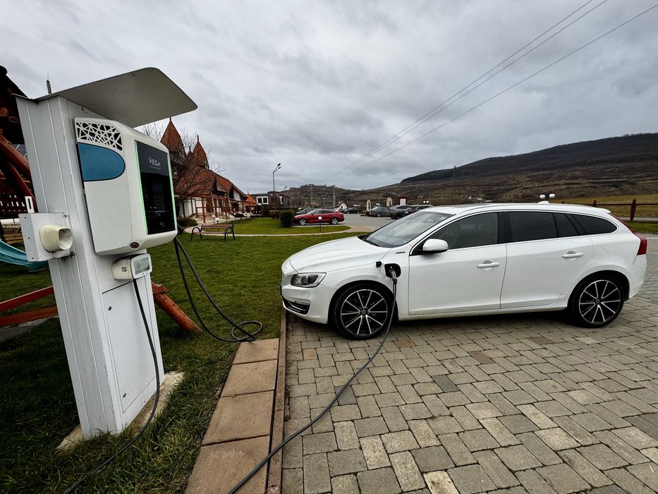 Vând Volvo V60 Plug-in Hybrid D6 Twin Engine AWD, plug-in hybrid, echipare completă