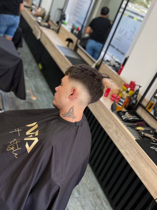 Caut model frizerie pentru tuns/ tuns + barba